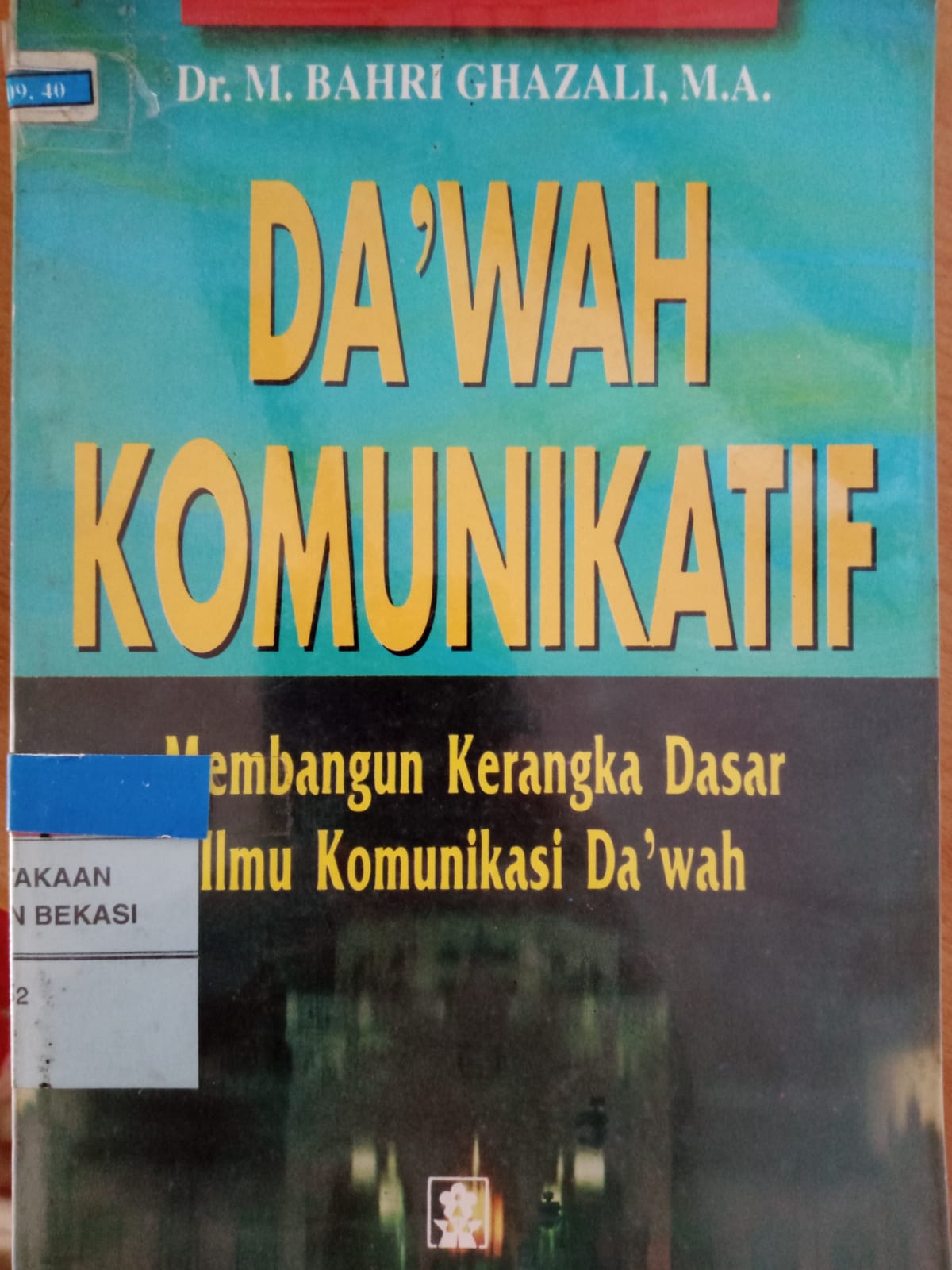 Cover Da'wah komunikatif :  Membangunn kerangka dasar ilmu komunikasi da'wah / Bahri Ghazali
