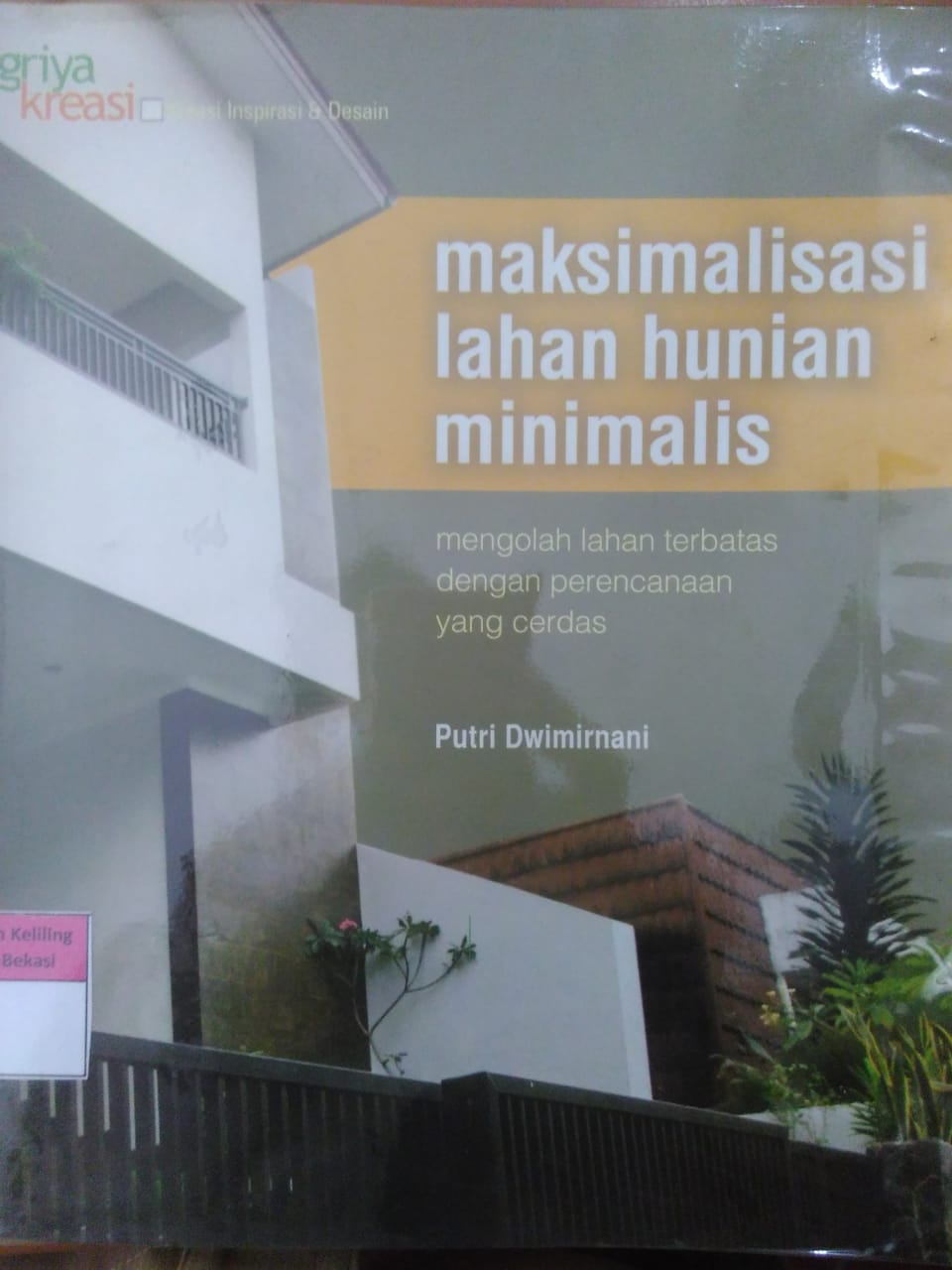 Sampul Maksimalisasi lahan hunian minimalis :  Mengolah lahan terbatas dengan perencanaan yang cerdas / Putri Dwimirnani