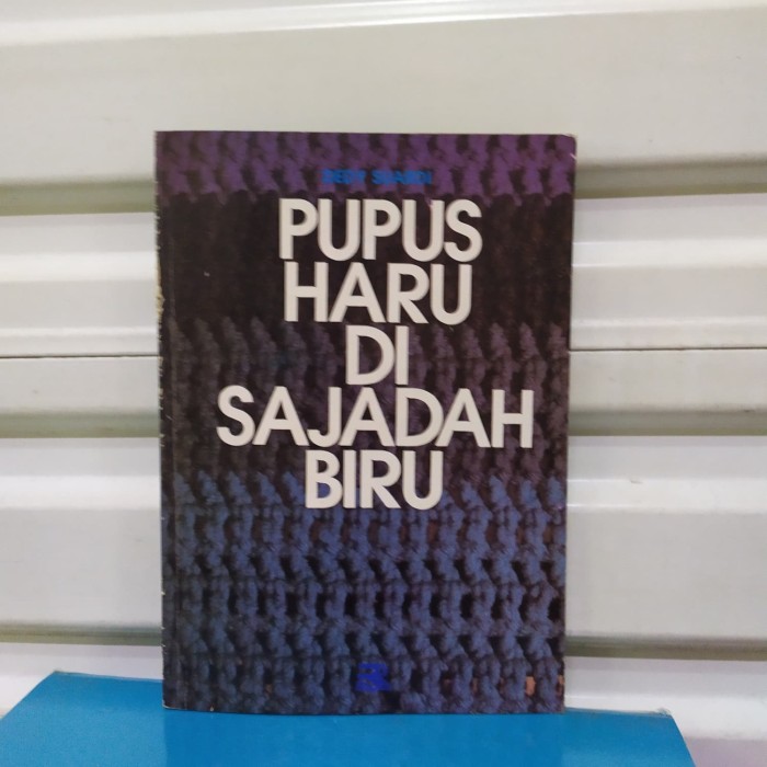 Sampul Pupus hau di sajadah biru / Dedy suardi