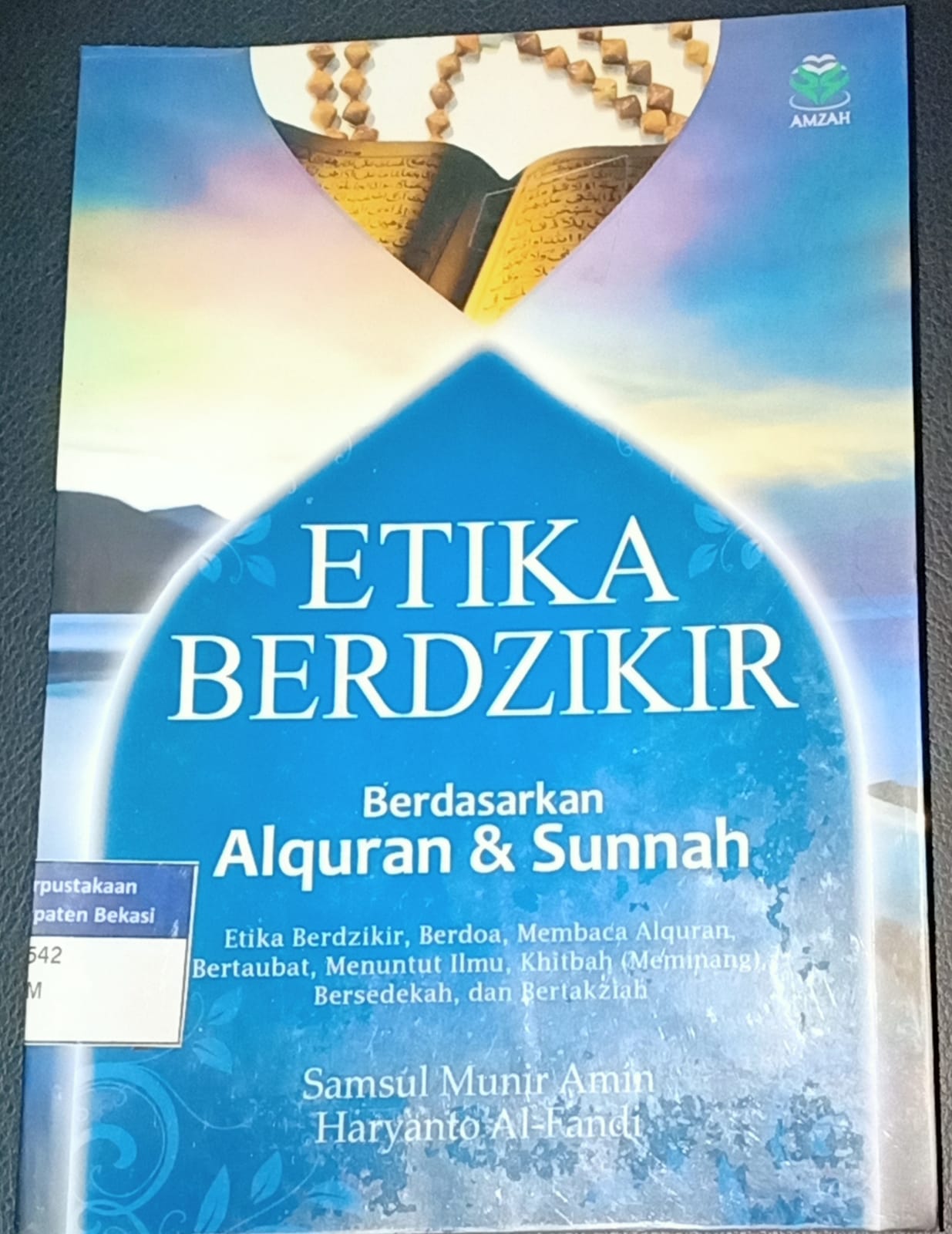 Sampul Etika berdzikir berdasarkan Alquran dan Sunnah :  etika berdzikir, berdoa, membaca Alquran, bertaubat, menuntut ilmu, khitbah (meminang), bersedekah, dan bertakziah