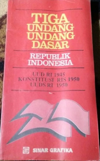 Sampul Tiga undang-undang dasar :  undang-undang dasar 1945 : undang-undang dasar republik Indonesia serikat 1950 : undang-undang dasar sementara republik Indonesia 1950 / Redaksi Sinar Grafika