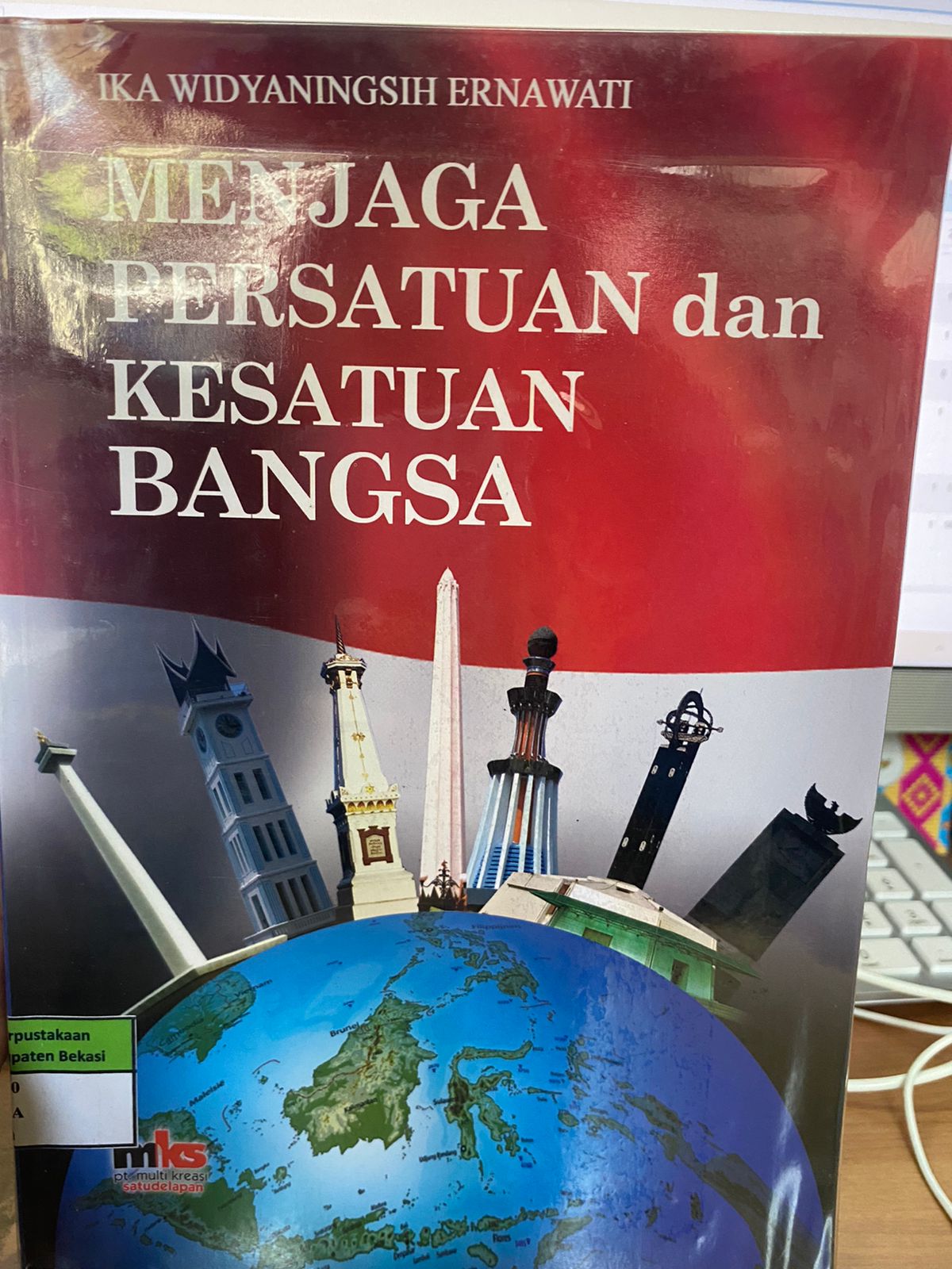 Sampul MENJAGA PERSATUAN DAN KESATUAN BANGSA / IKA WIDYANINGSIH ERNAWATI