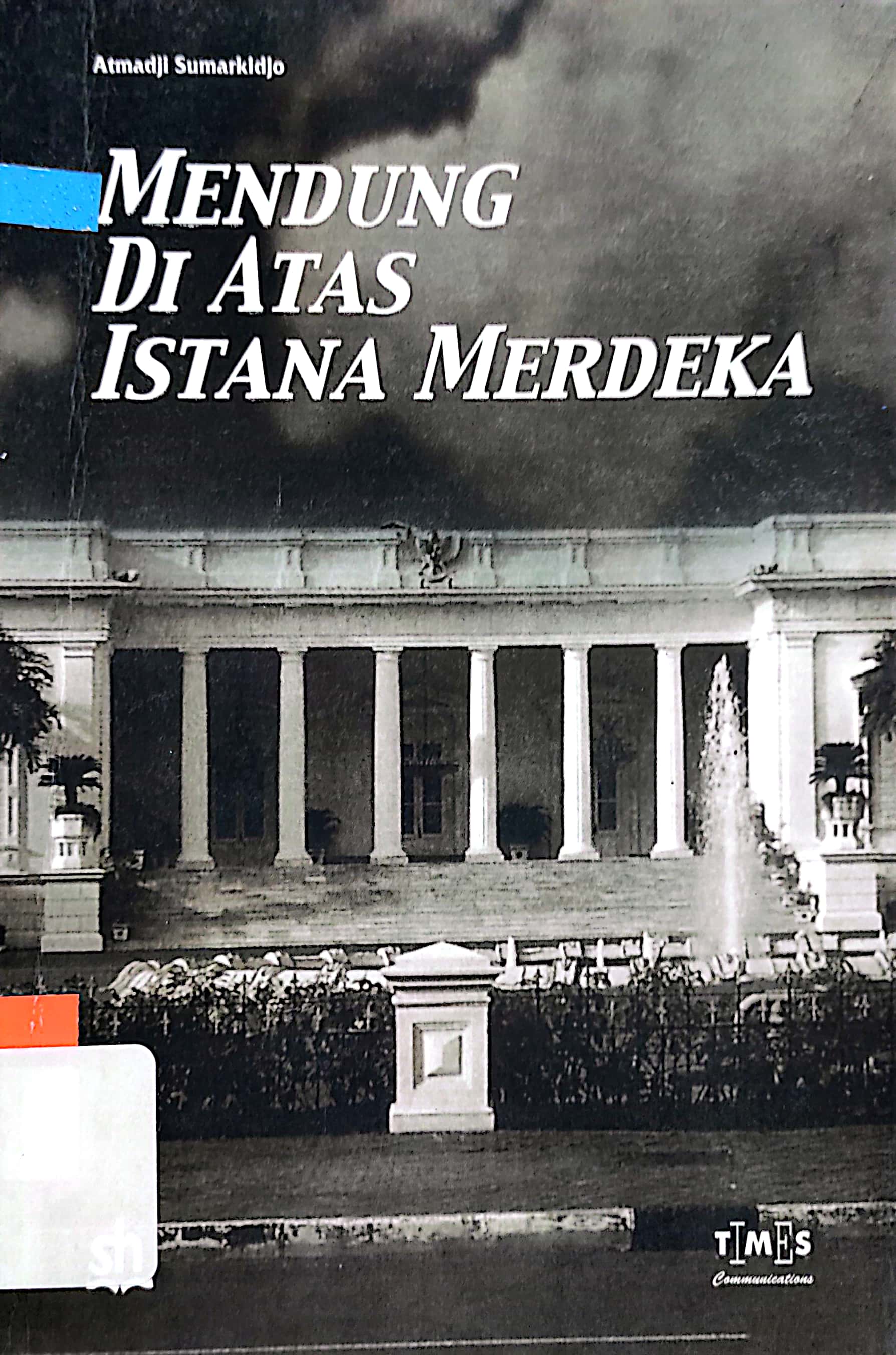 Sampul Mendung di atas Istana Merdeka :  menyingkap peran biro khusus PKI dalam pemberontakan G.30.S / Atmaji Sumarkidjo