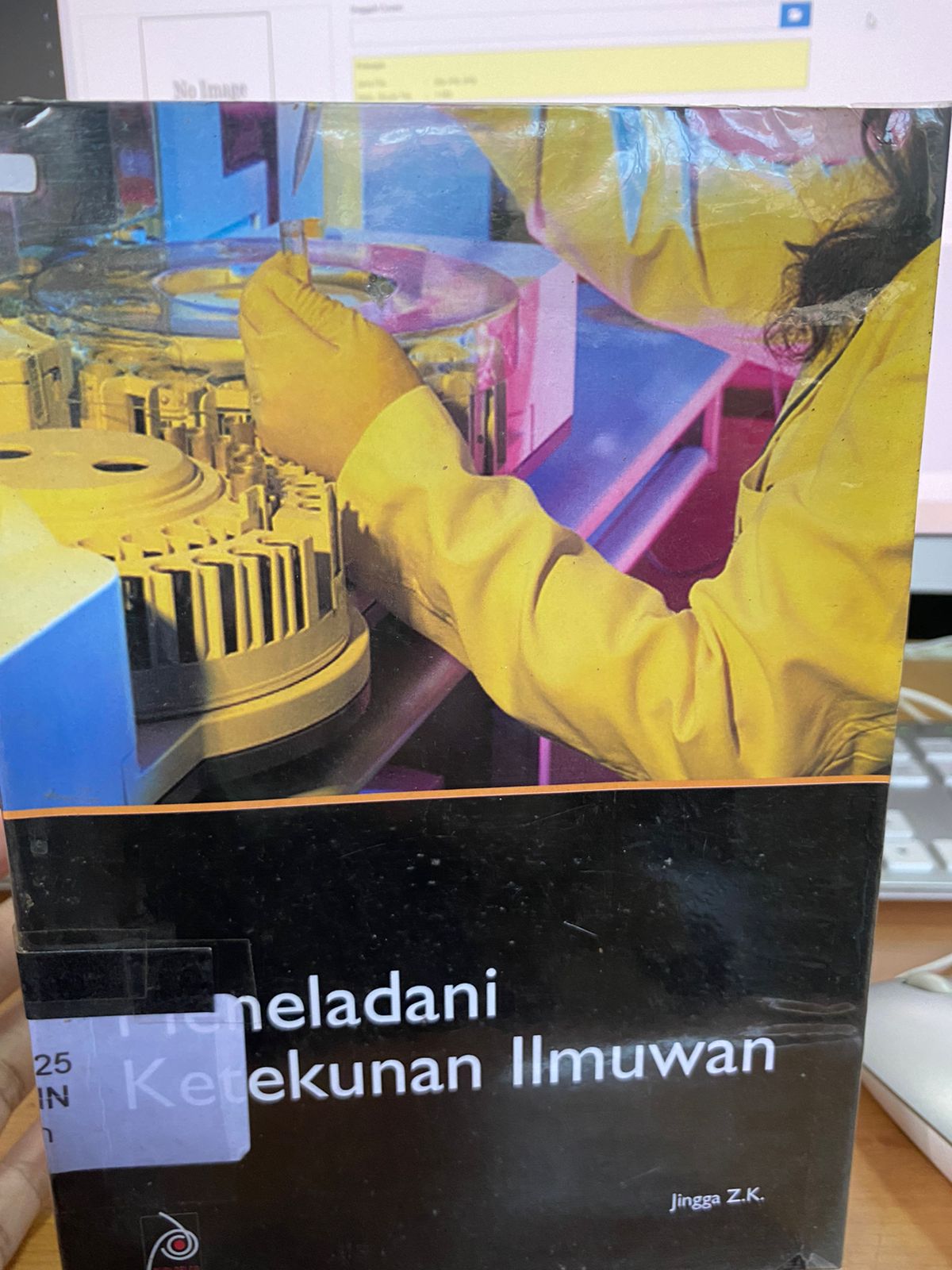 Sampul Meneladani Ketekunan Ilmuwan / Jingga