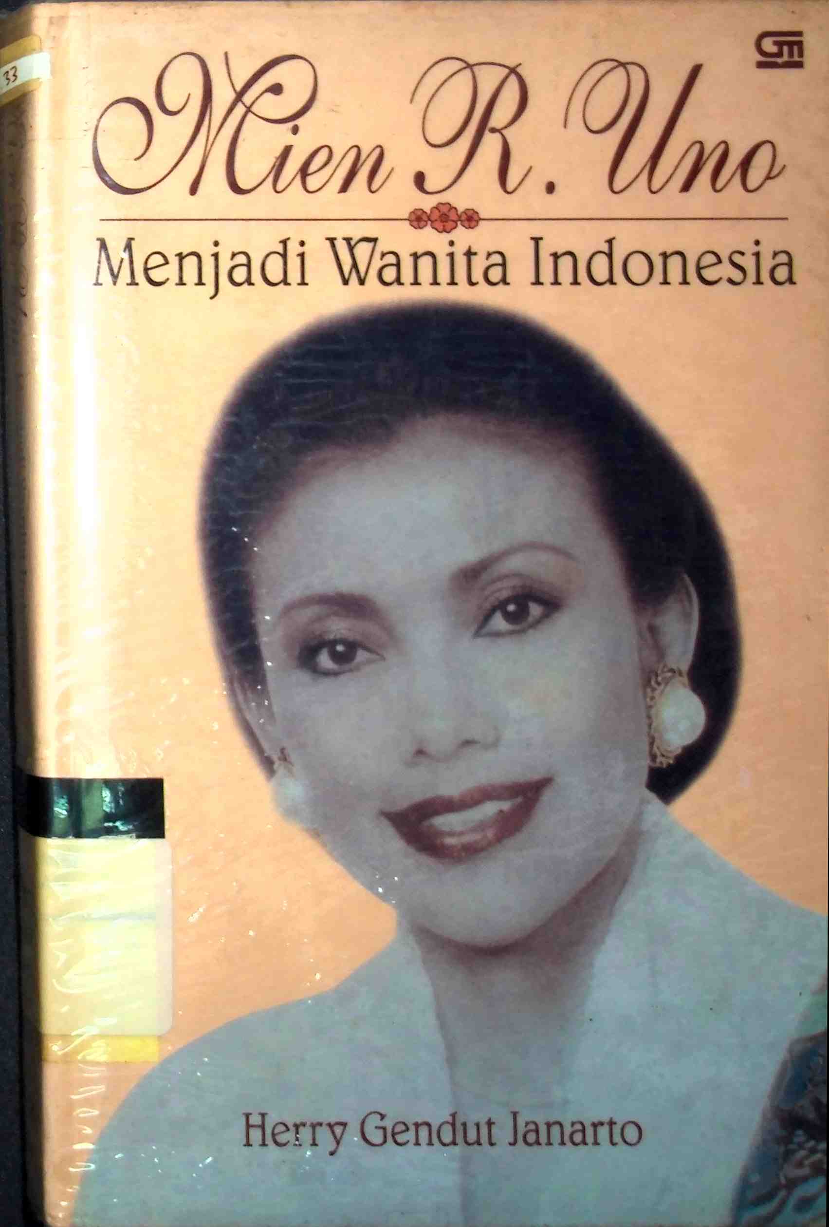 Sampul Mien R. Uno Menjadi Wanita Indonesia / Herry Gendut Janarto
