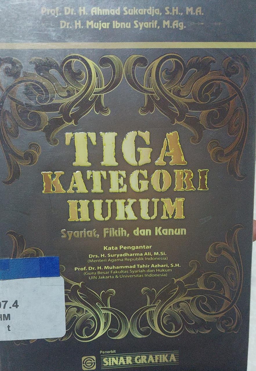 Sampul Tiga kategori hukum :  syariat, fikih, dan kanun / H. Ahmad Sukardja, H. Mujar Ibnu Syarif ; editor, Ahmad Tholabi Kharlie, Asep Syarifuddin hidayat.